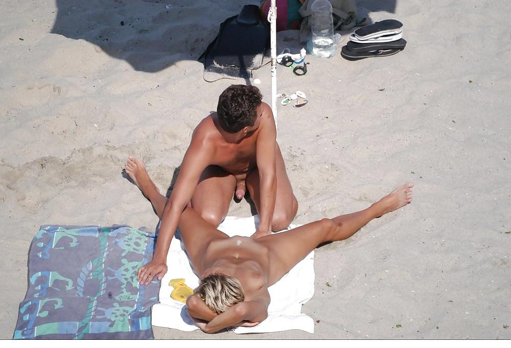 25P NAKED ON VACATION