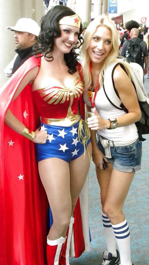 15P Babe of Comic Con 07