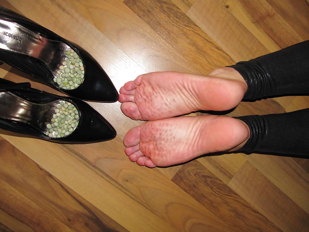 22P Foot torture with peas in high heels, leggings and corset