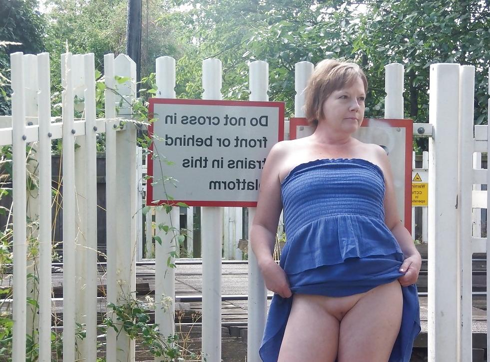 9P A beautiful mature woman nude