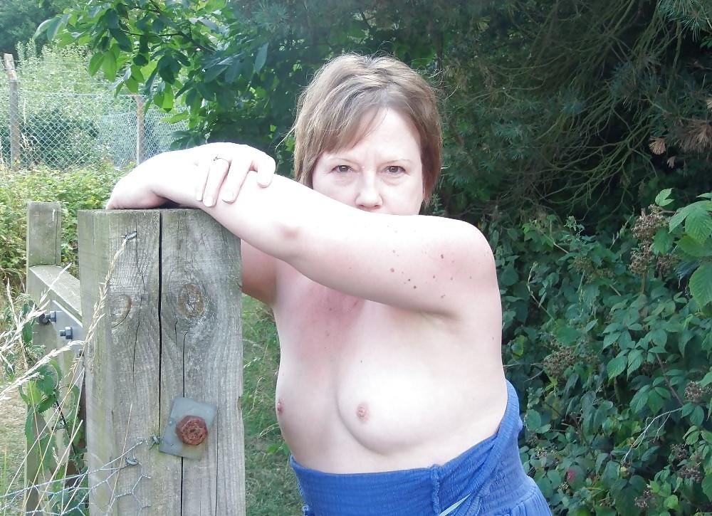 9P A beautiful mature woman nude
