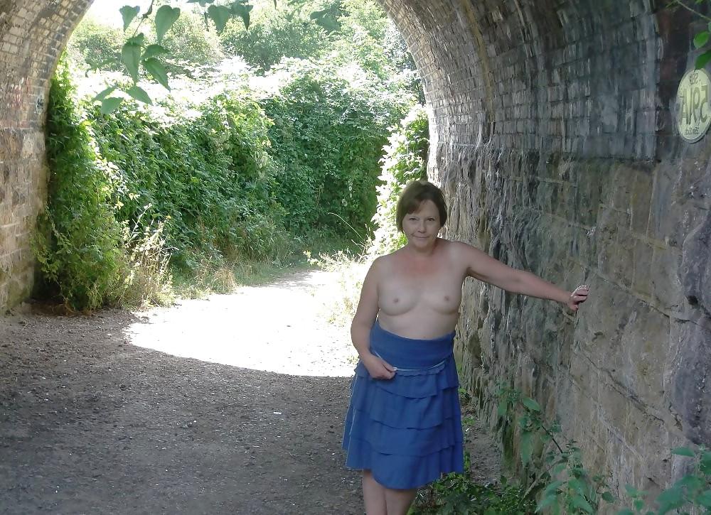 9P A beautiful mature woman nude
