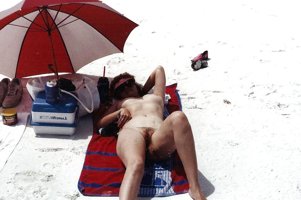 25P NUDE AT THE BEACH