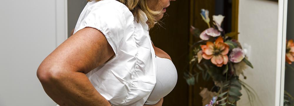 17P Hot Mature Woman