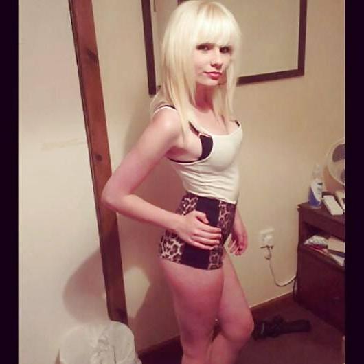 25P Nice skinny blonde facebook slut self shot