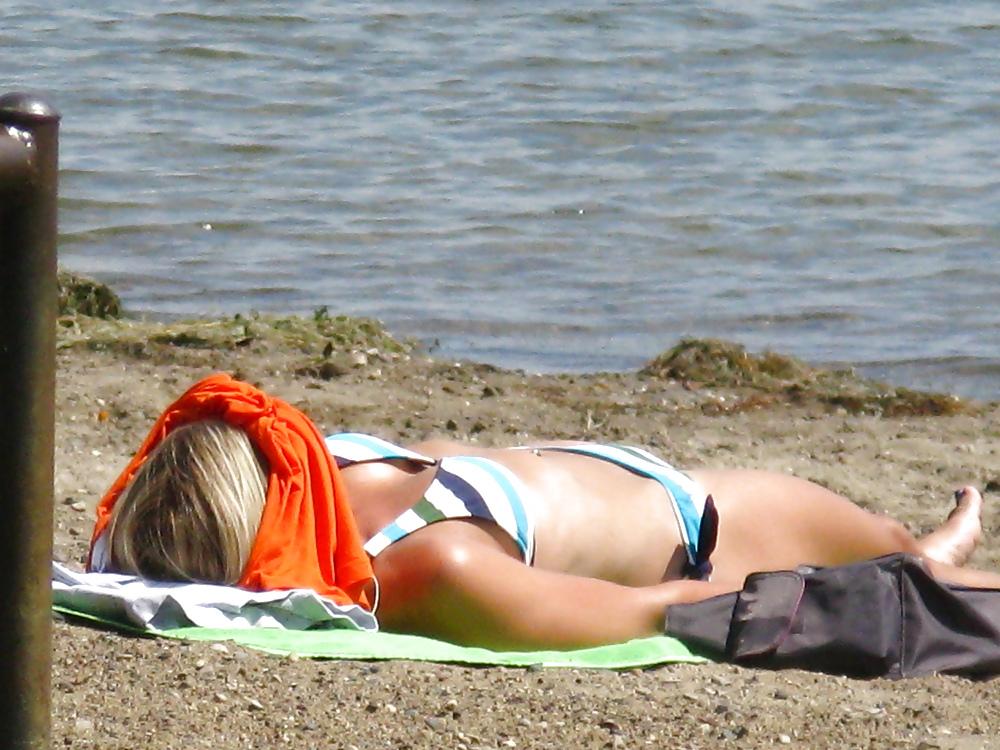 10P Hot Beach Babes (2)