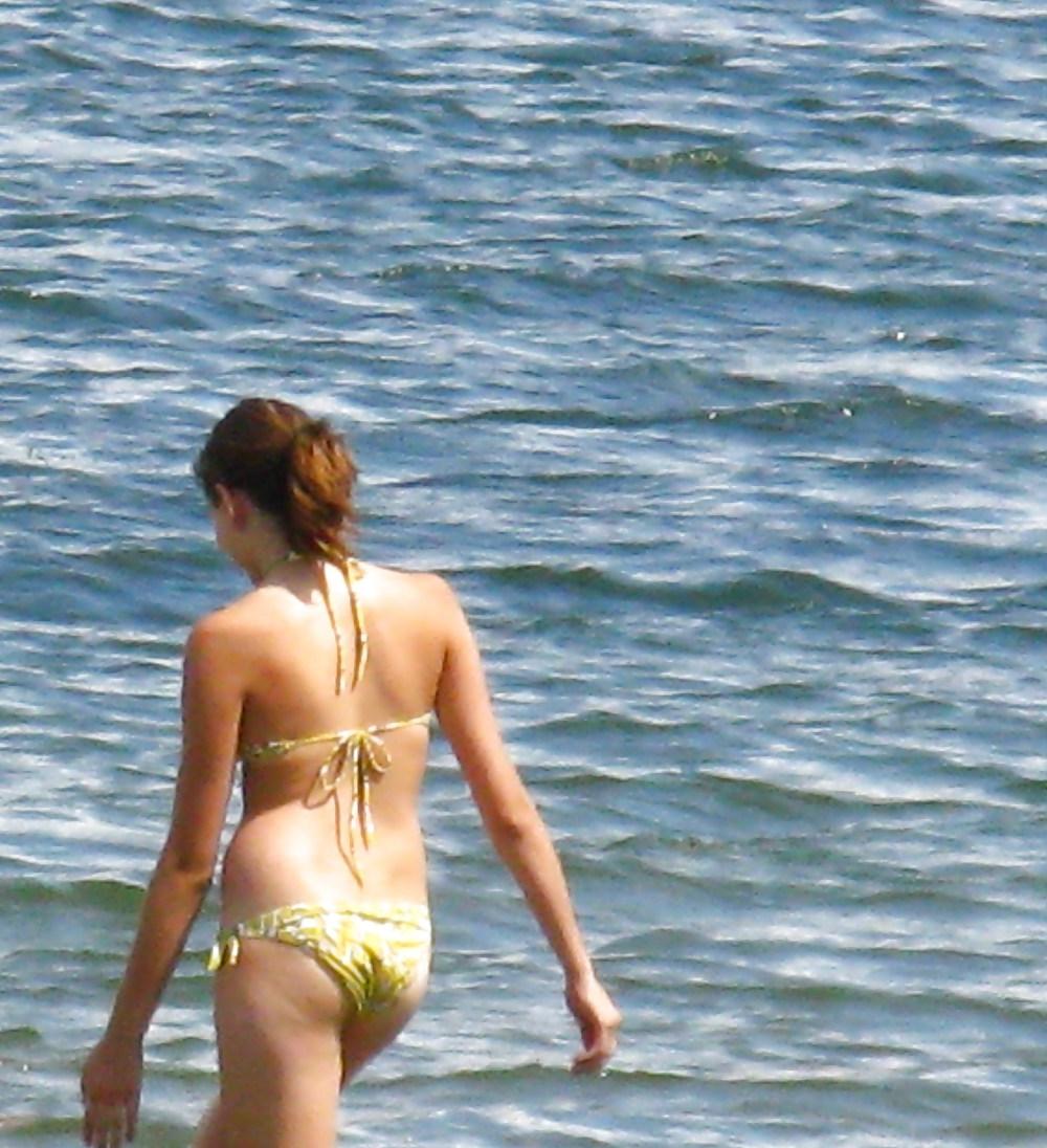 10P Hot Beach Babes (2)