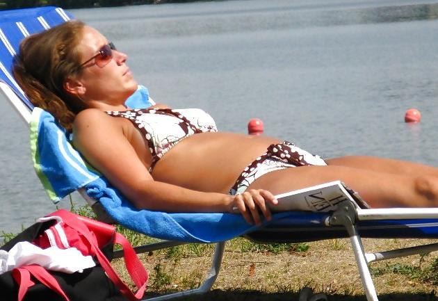 10P Hot Beach Babes (2)