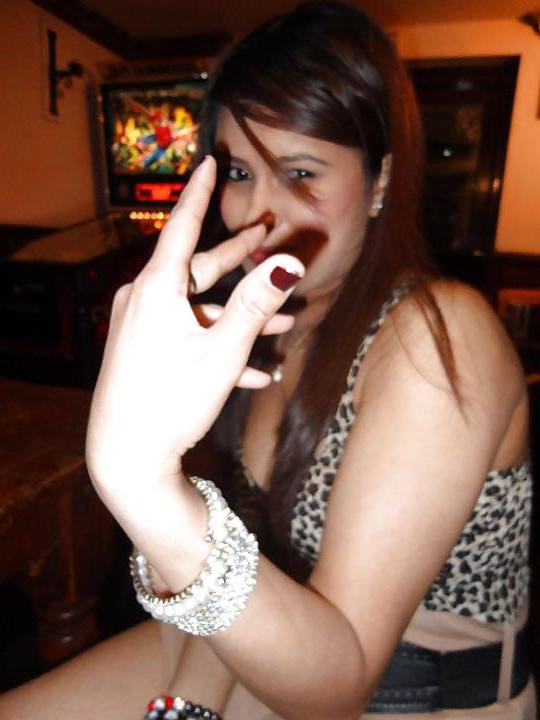 7P Uk desi slut would you bang her 