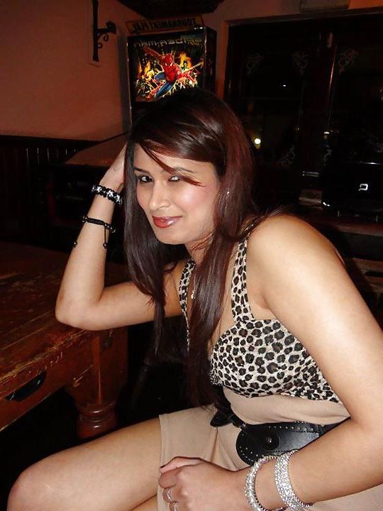 7P Uk desi slut would you bang her 