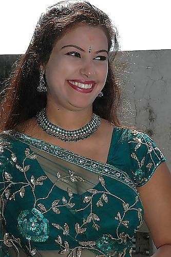 25P DESI AUNTY-001