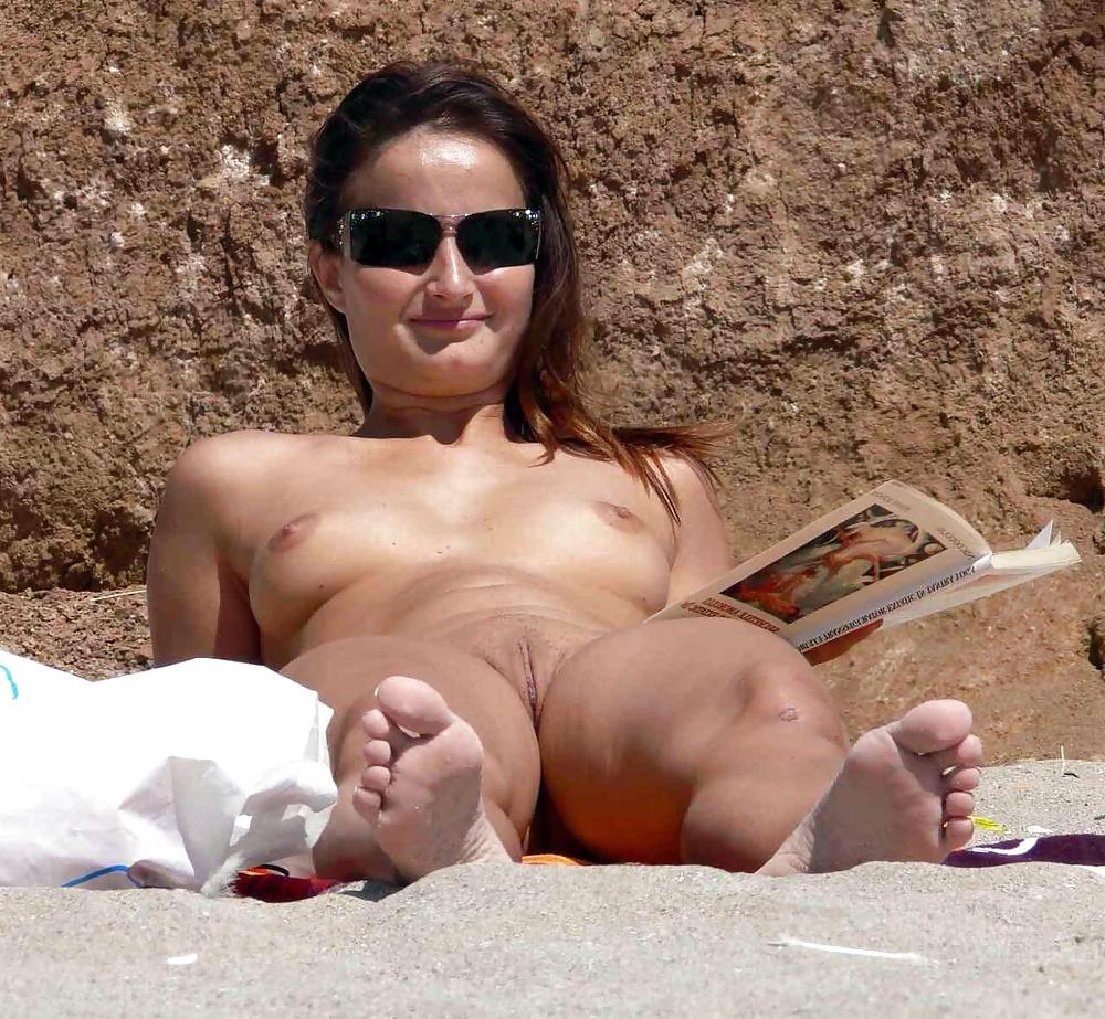 25P NUDE AT THE BEACH