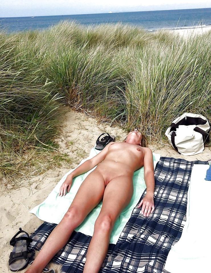 25P NUDE AT THE BEACH