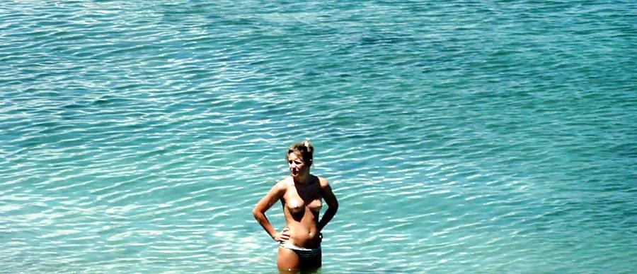 25P NUDE AT THE BEACH