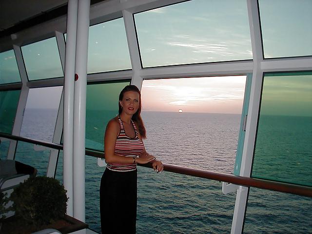 11P Sexy Mature Wife On Vacation