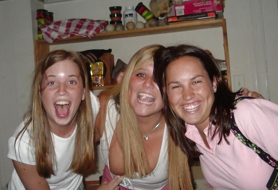 25P Beautiful Downblouse Babes 16 (Amateurs) by TROC