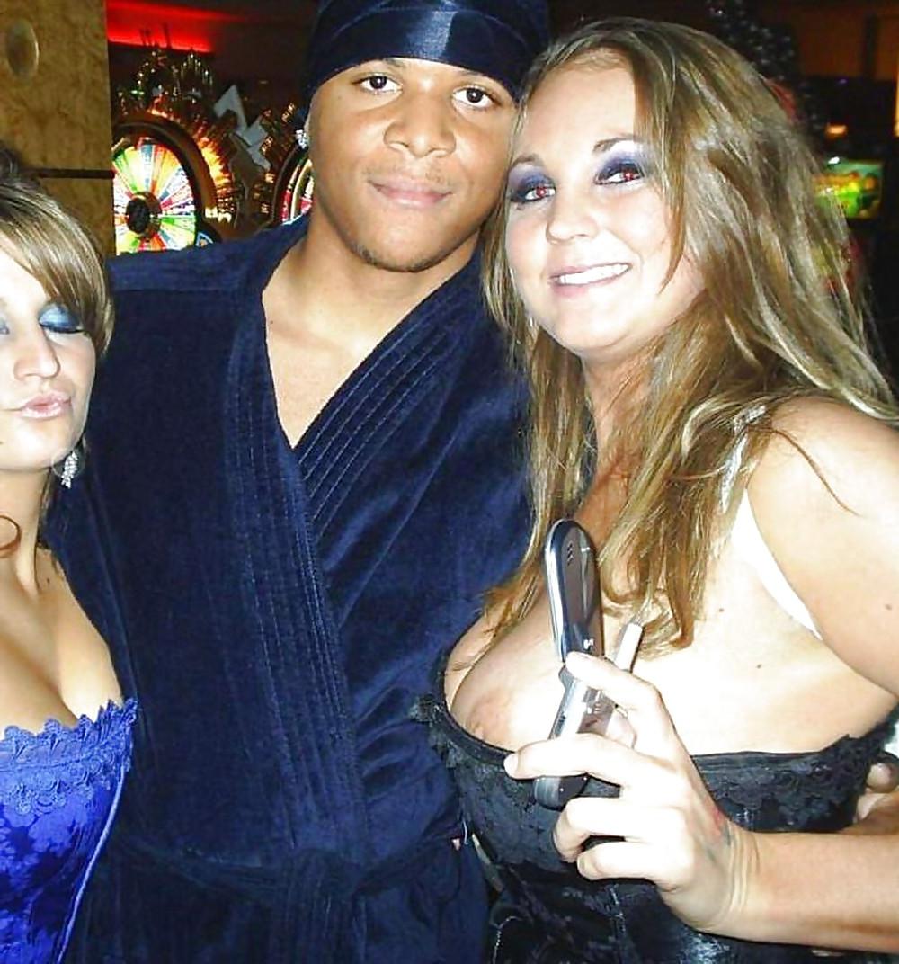 25P Beautiful Downblouse Babes 16 (Amateurs) by TROC