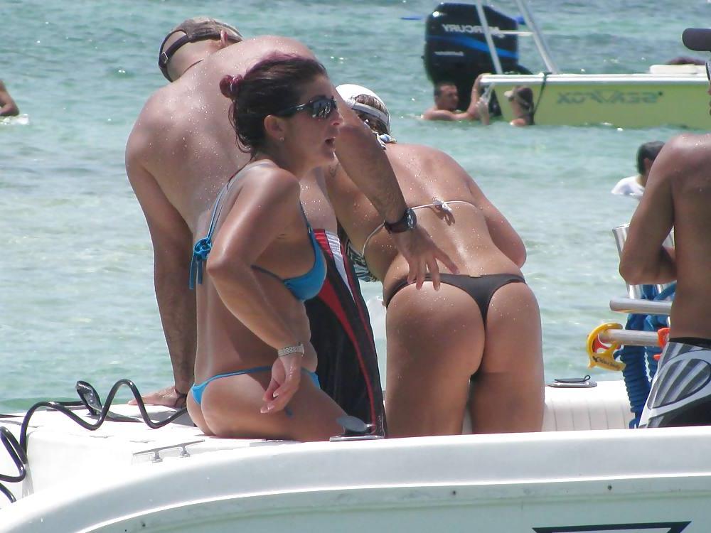 24P Beach Girls Partying Up