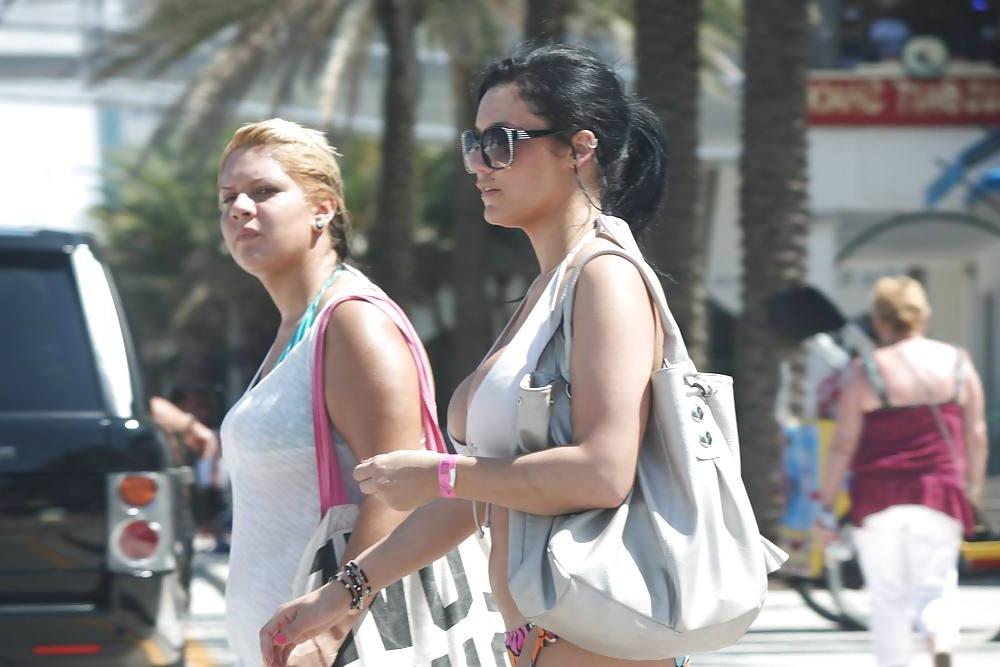 24P Beach Girls Partying Up