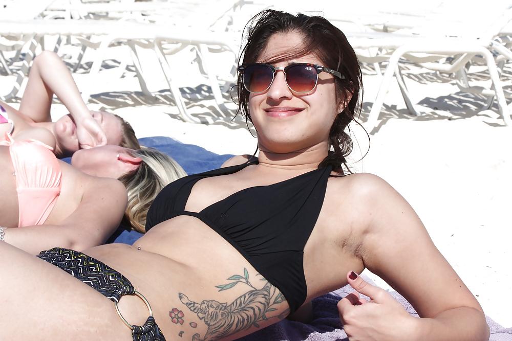 24P Beach Girls Partying Up
