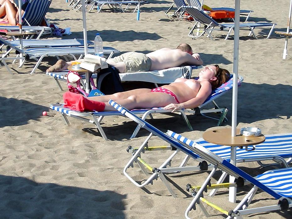 25P NUDE AT THE BEACH