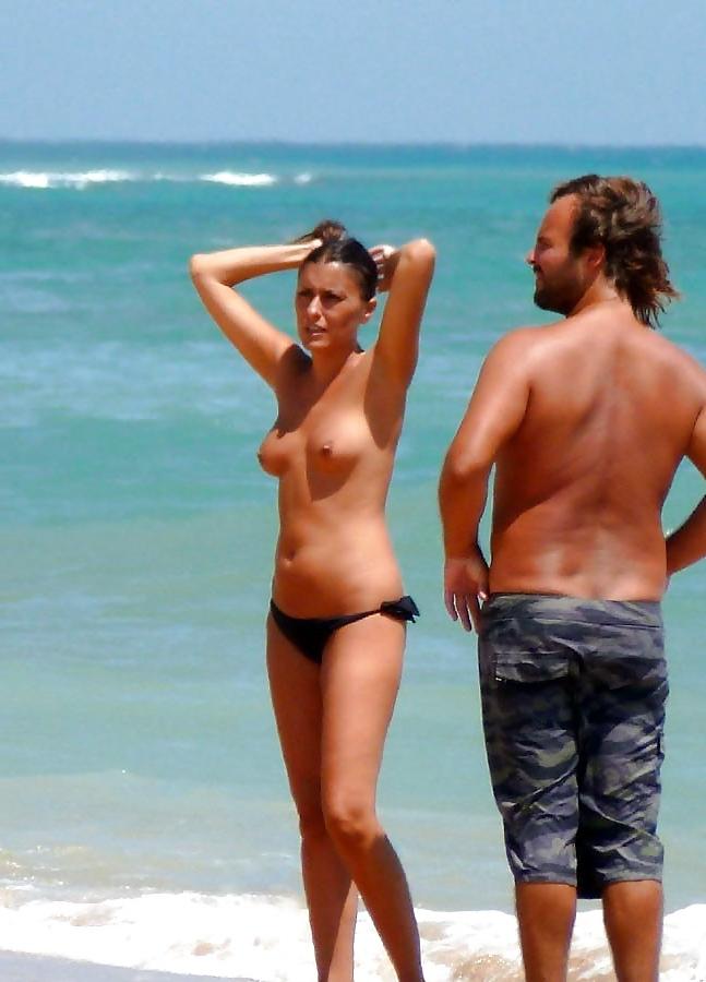 25P NUDE AT THE BEACH