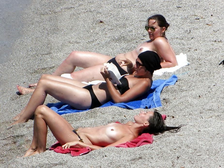 25P NUDE AT THE BEACH