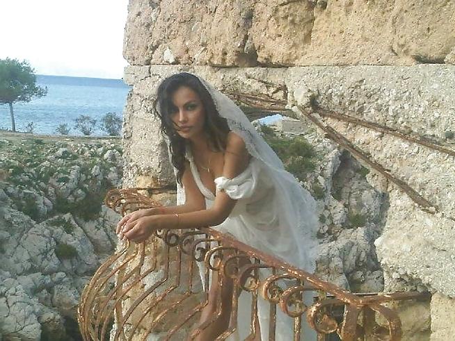 25P Romanian Beauty Model Madalina Ghenea High Heels Legs