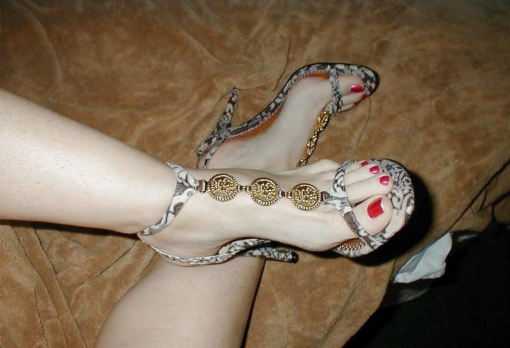 19P Amateur Footjob :)