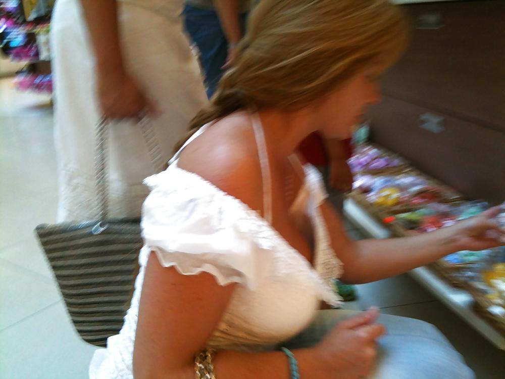 21P Little bit of downblouse 01