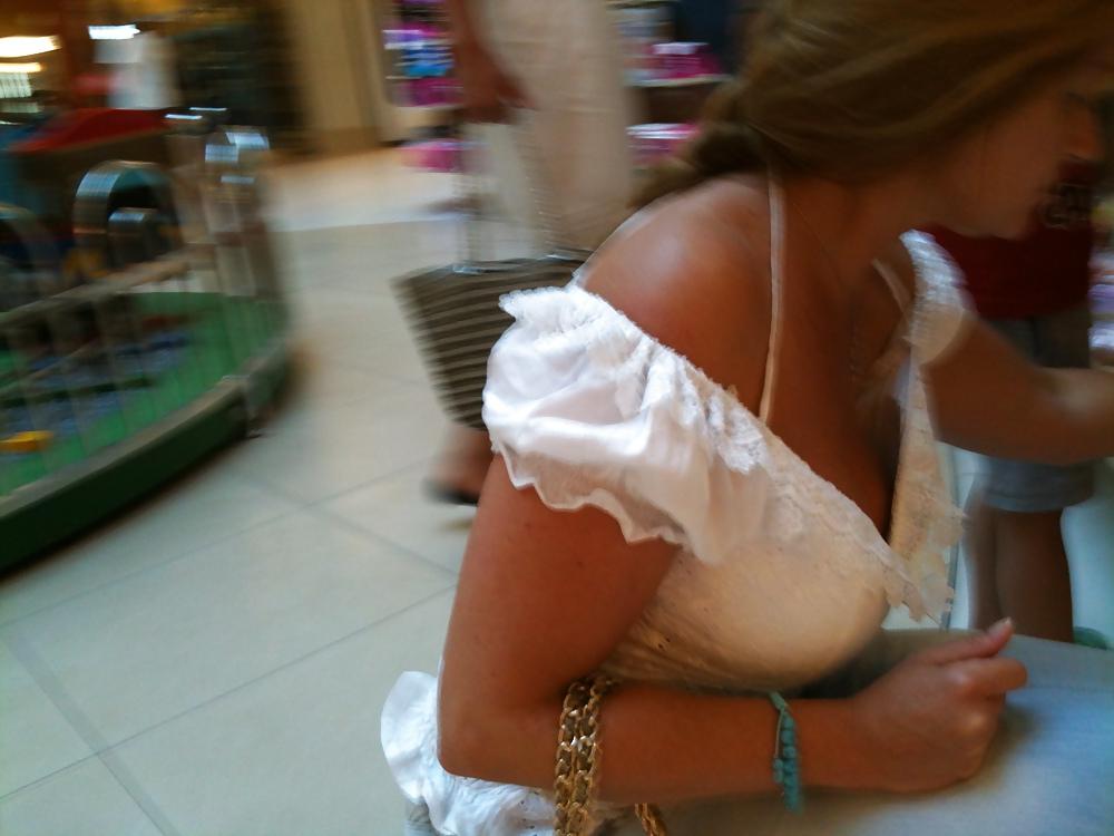 21P Little bit of downblouse 01