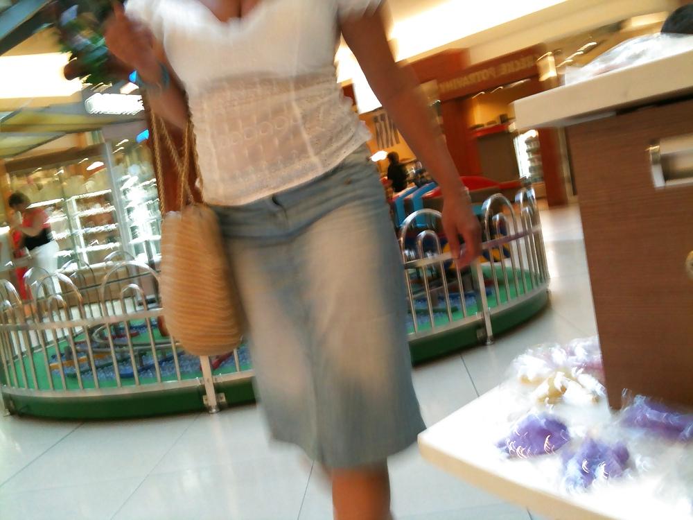 21P Little bit of downblouse 01