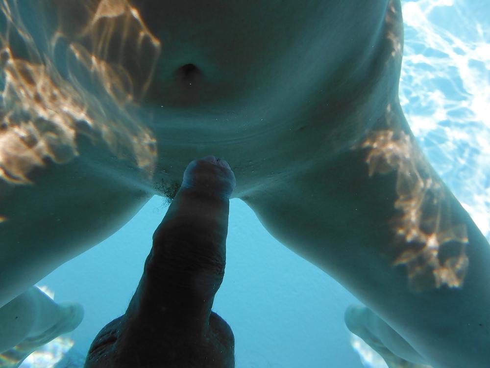 25P Jeux et fellation dans la piscine