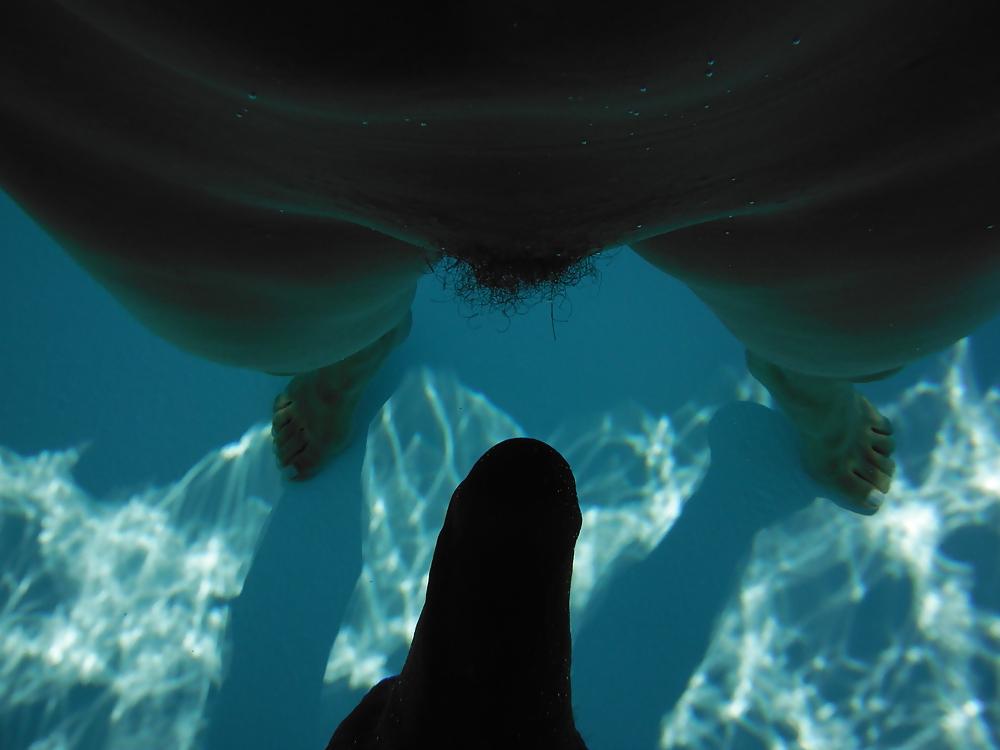 25P Jeux et fellation dans la piscine