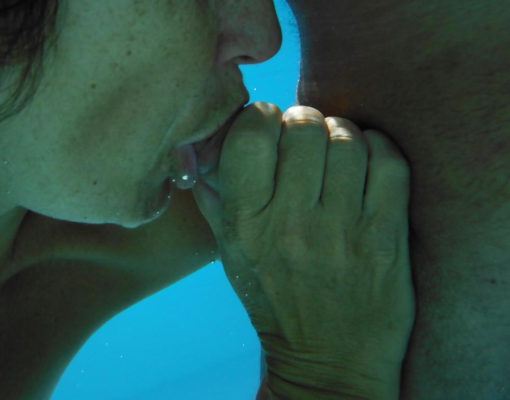 25P Jeux et fellation dans la piscine