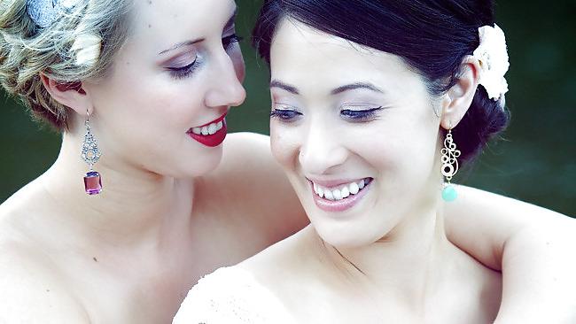 25P Mature LESBIANS friends...