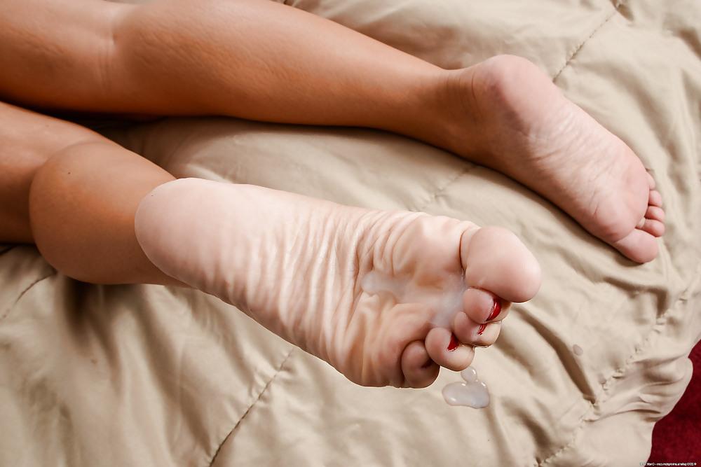 21P Trample footjob red toenails