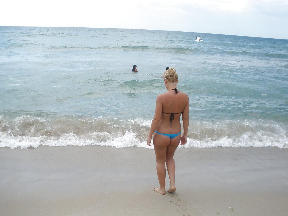 25P Hot blonde girl on holidays