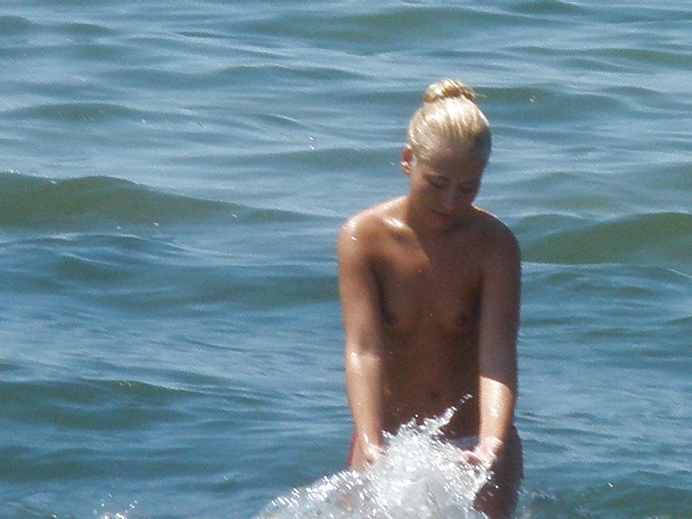 25P Hot blonde girl on holidays