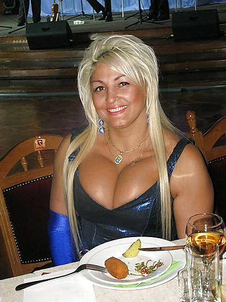 16P Busty Russian Woman 1090