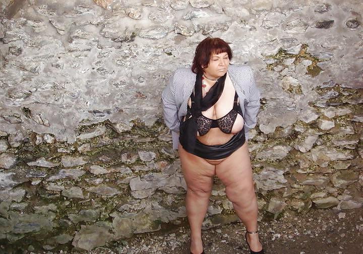 20P Granny naked outdoor 2.