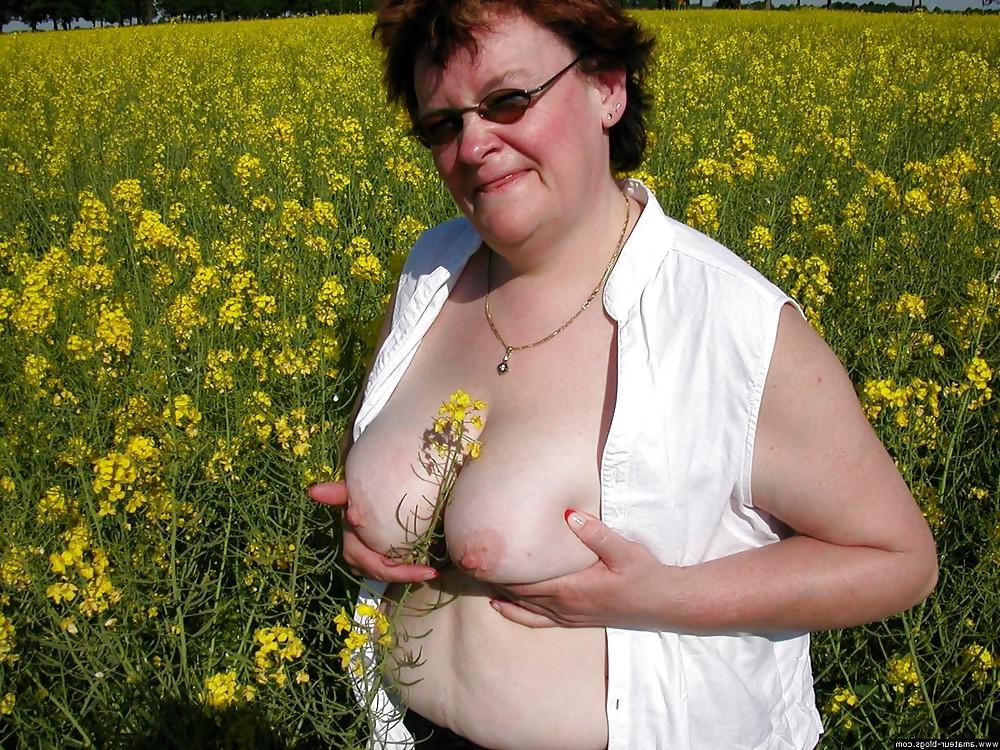 20P Granny naked outdoor 2.