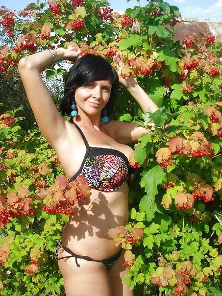 12P Busty Russian Woman 1078