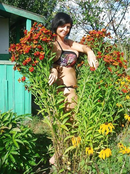 12P Busty Russian Woman 1078