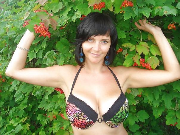 12P Busty Russian Woman 1078