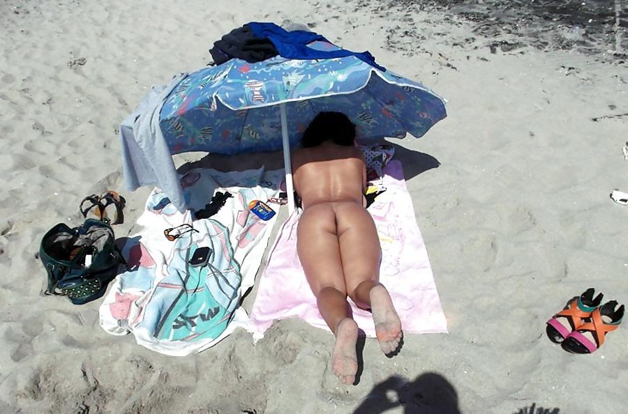 25P NUDE AT THE BEACH