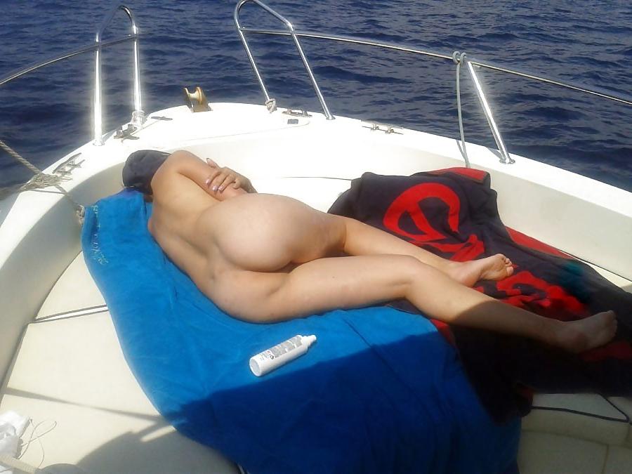 25P NUDE AT THE BEACH