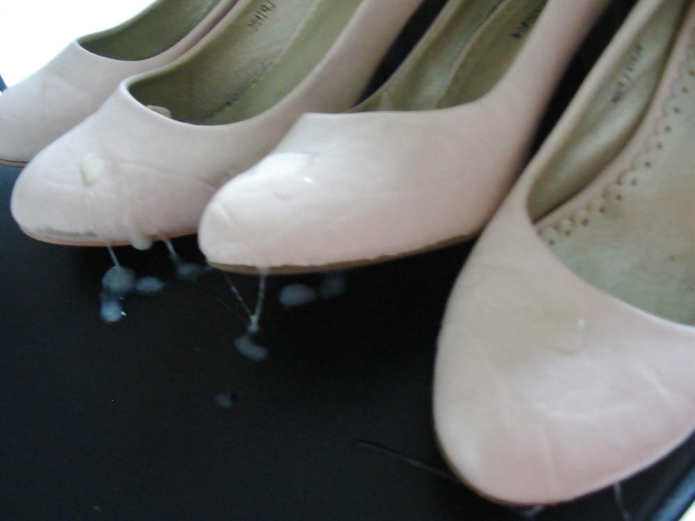 7P Load my Sperm on her Shoes