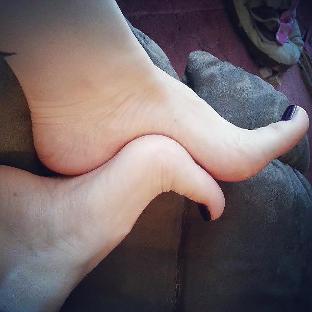 25P Foot pussy and arches soles