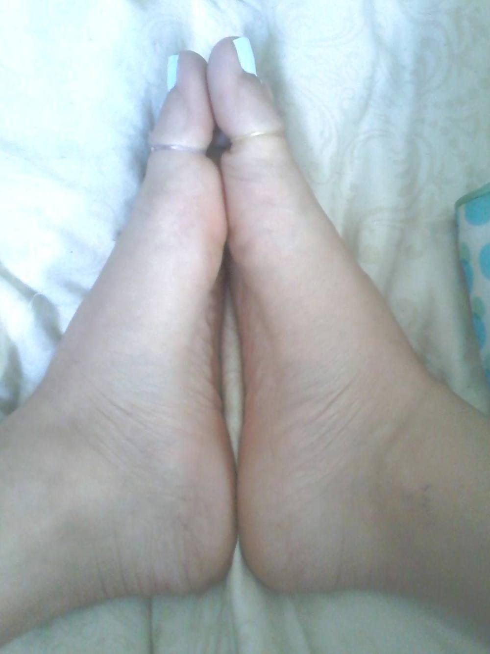 25P Foot pussy and arches soles